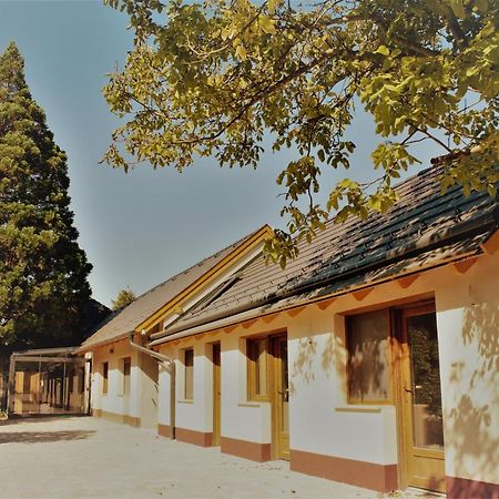 Mamutfenyo Panzio Bed and Breakfast Tata Εξωτερικό φωτογραφία