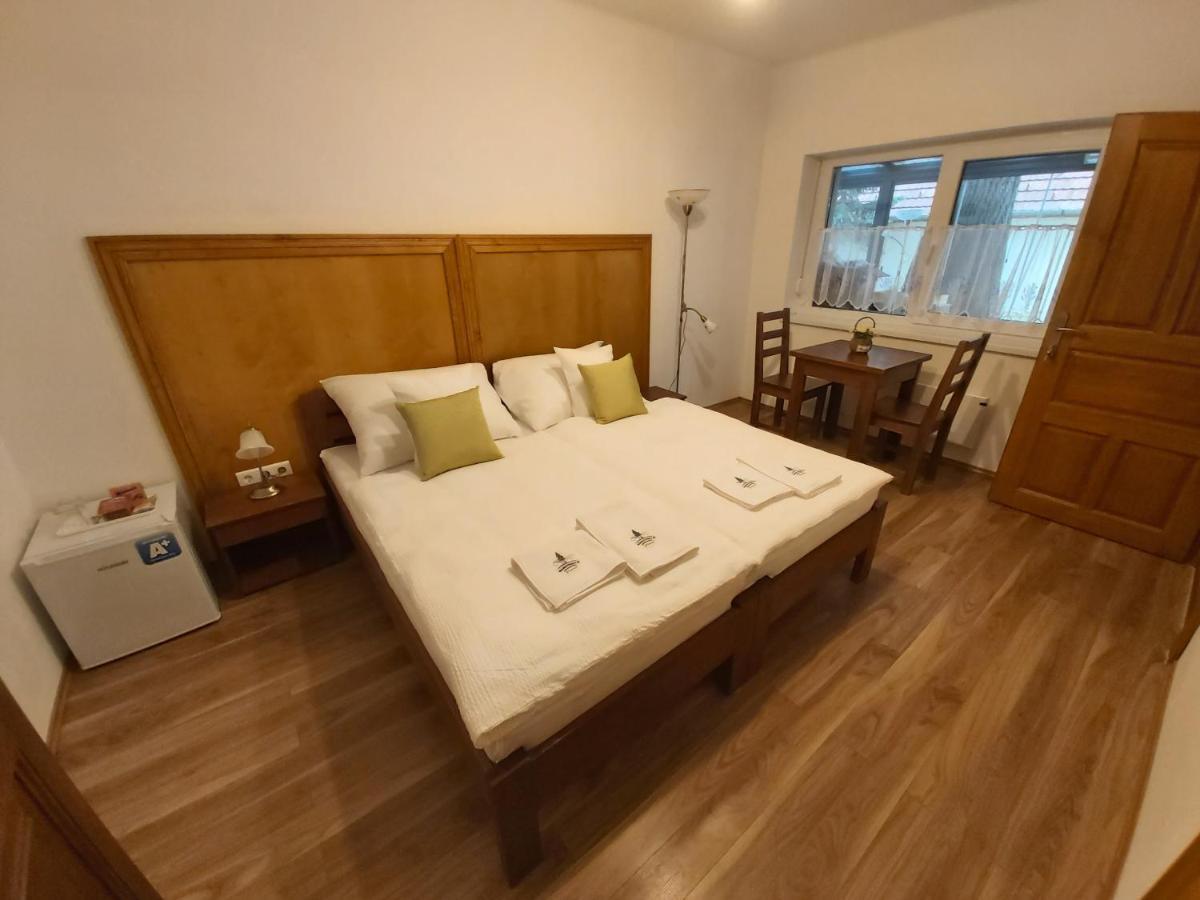 Mamutfenyo Panzio Bed and Breakfast Tata Εξωτερικό φωτογραφία