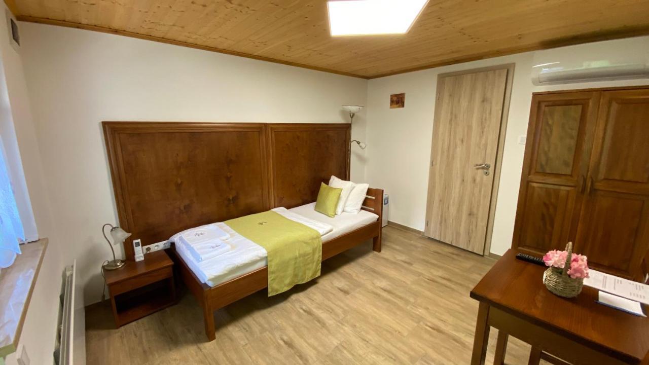 Mamutfenyo Panzio Bed and Breakfast Tata Εξωτερικό φωτογραφία