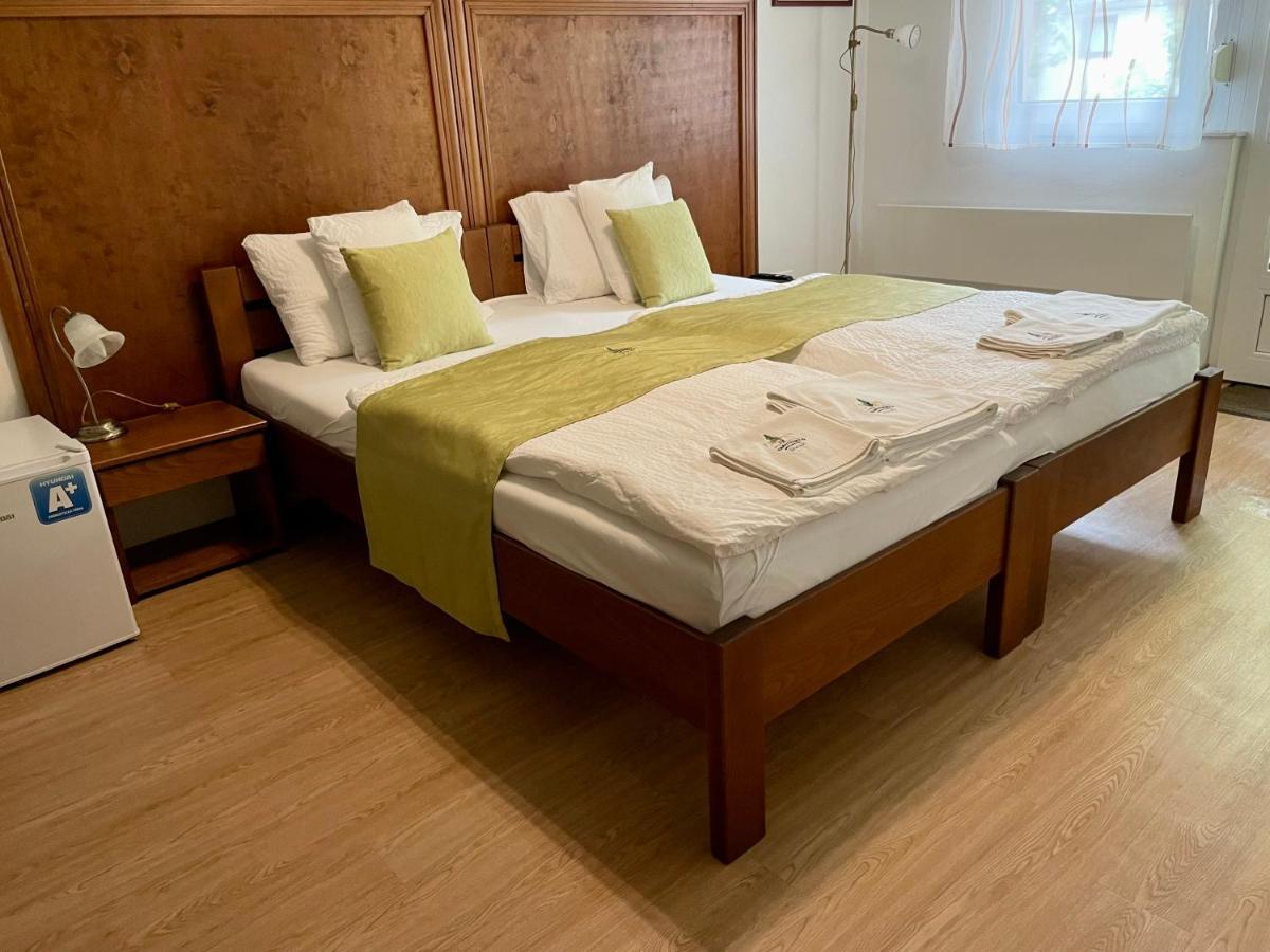 Mamutfenyo Panzio Bed and Breakfast Tata Εξωτερικό φωτογραφία