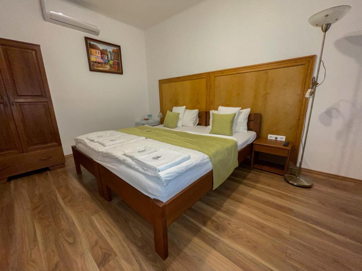 Mamutfenyo Panzio Bed and Breakfast Tata Εξωτερικό φωτογραφία