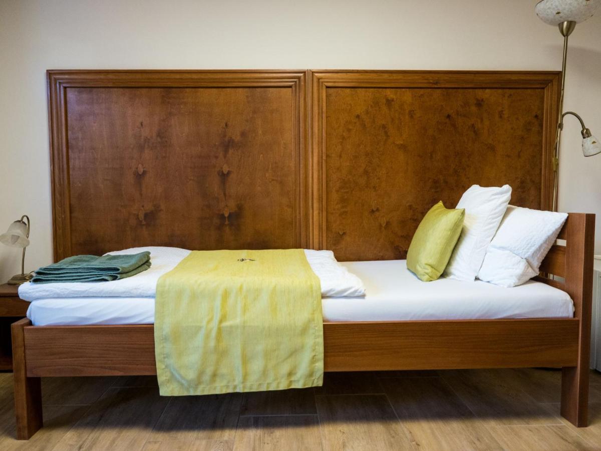 Mamutfenyo Panzio Bed and Breakfast Tata Εξωτερικό φωτογραφία